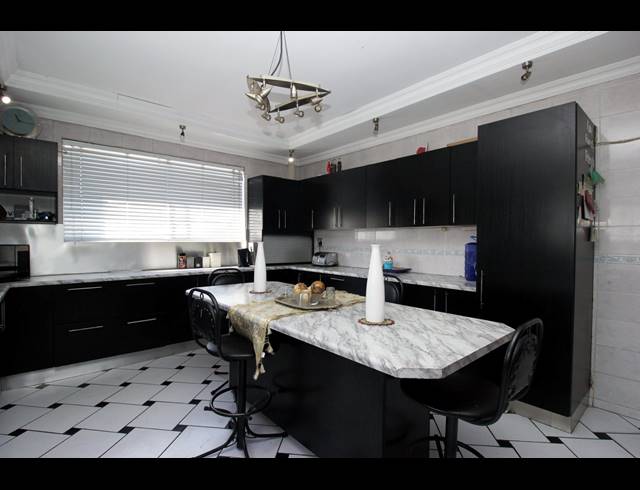 6 BEDROOM FREESTANDING FOR SALE IN TUSCANY GLEN